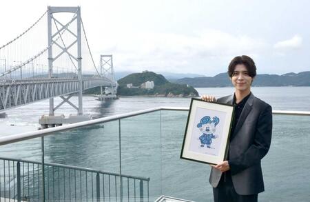 　鳴門海峡を背に「淡路うず助」を披露する松島聡