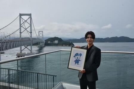 　鳴門海峡を背に「淡路うず助」をお披露目したｔｉｍｅｌｅｓｚ・松島聡