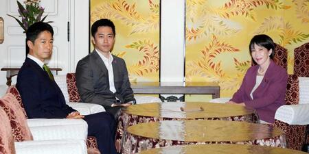 　会談に臨む自民党の高市総裁（右）と日本維新の会の吉村代表（中央）、藤田共同代表＝１５日