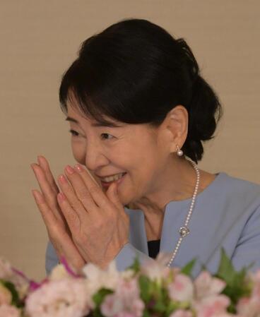 　ピアスをつけ会見に臨む吉永小百合（撮影・金居みつよし）