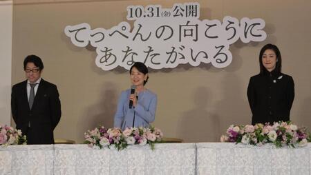 　会見であいさつする（左から）阪本順治監督、吉永小百合、天海祐希（撮影・金居みつよし）