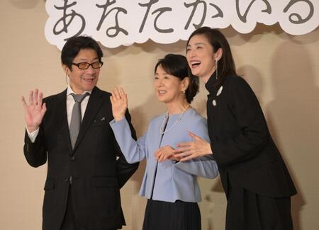 　会見後のフォトセッションに応じる（左から）阪本順治監督、吉永小百合、天海祐希（撮影・金居みつよし）