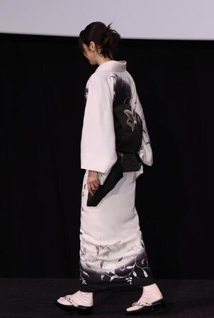 　会場を後にする長澤まさみ（撮影・佐々木彰尚）