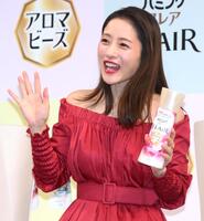 　降壇する石原さとみ（撮影・堀内翔）