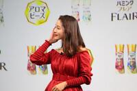 　笑顔を見せる石原さとみ