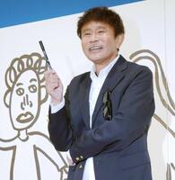 　作品作りで愛用したペンを手に「画伯ポーズ」を笑顔で決める浜田雅功