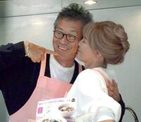 　夫の世継恭規氏（左）にキスをする梅宮アンナ