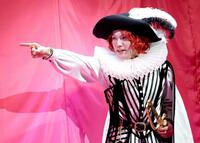 　熱演する正門良規（撮影・金田祐二）