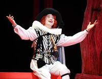 　熱演する正門良規（撮影・金田祐二）