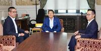 　会談に臨む（左から）日本維新の会の遠藤国対委員長、立憲民主党の笠国対委員長、国民民主党の古川国対委員長＝30日