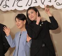 　会見後のフォトセッションに応じる吉永小百合（左）、天海祐希（右）＝撮影・金居みつよし