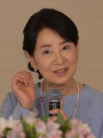 　ピアスをつけ会見に臨む吉永小百合（撮影・金居みつよし）