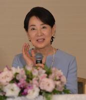 　ピアスをつけ会見に臨む吉永小百合（撮影・金居みつよし）