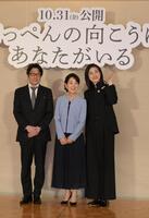 　会見後のフォトセッションに応じる（左から）阪本順治監督、吉永小百合、天海祐希（撮影・金居みつよし）