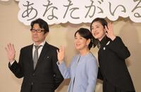 　会見後のフォトセッションに応じる（左から）阪本順治監督、吉永小百合、天海祐希（撮影・金居みつよし）