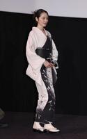 　着物姿で登場した長澤まさみ（撮影・佐々木彰尚）