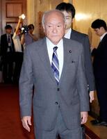 　日本維新の会との政策協議に向かう自民党の鈴木幹事長