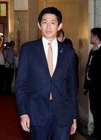 　日本維新の会との政策協議に向かう自民党の小林政調会長