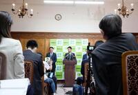 　自民党との政策協議後、記者団の取材に応じる日本維新の会の藤田共同代表