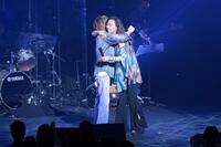 　２２年ぶりの共演に抱き合う杏里（右）と角松敏生