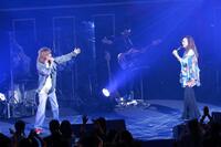 　２２年ぶりにコンサートでの共演を果たした杏里（右）と角松敏生