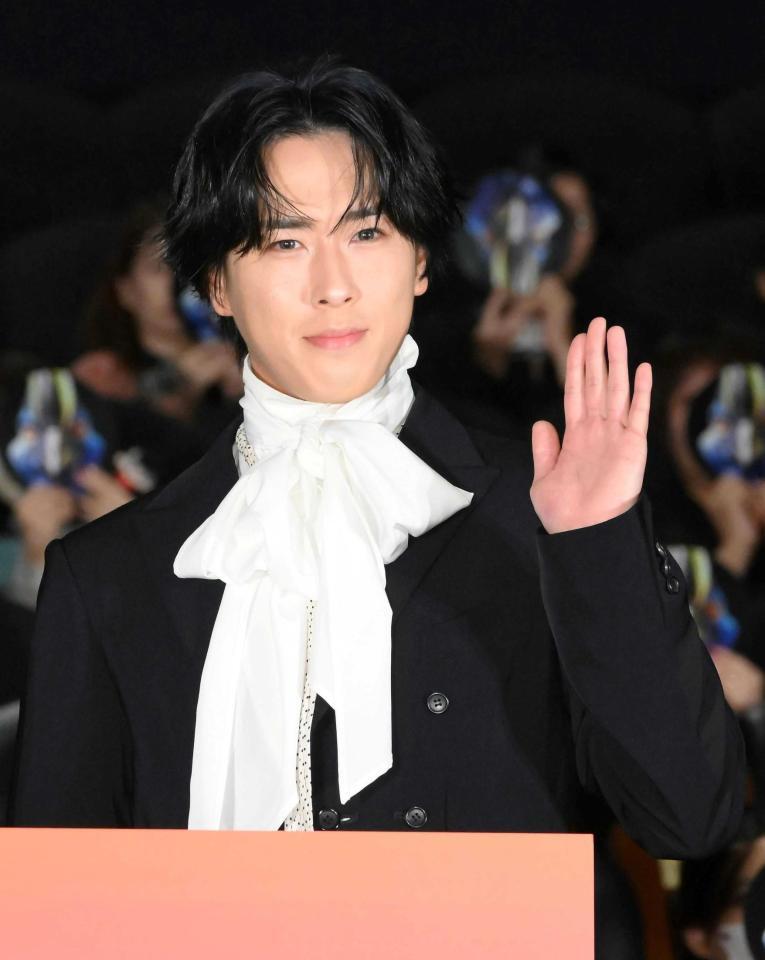 　客席から手を振る宮舘涼太（撮影・堀内翔）