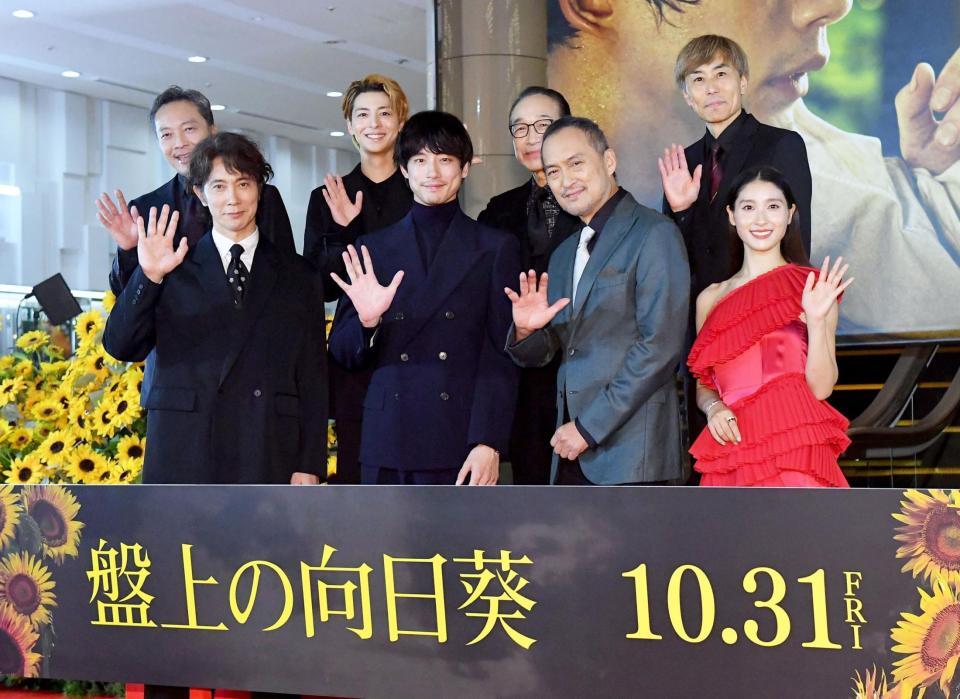 　レッドカーペットに登場し笑顔の（前列左から）佐々木蔵之介、坂口健太郎、渡辺謙、土屋太鳳、（後列左から）音尾琢真、高杉真宙、小日向文世、熊沢尚人監督（撮影・開出牧）