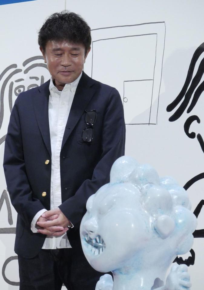 　自身の絵をモチーフとした立体作品を見て苦笑いする浜田雅功