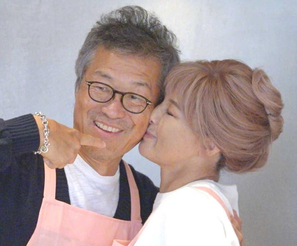 　夫の世継恭規さん（左）の頬にキスをする梅宮アンナ