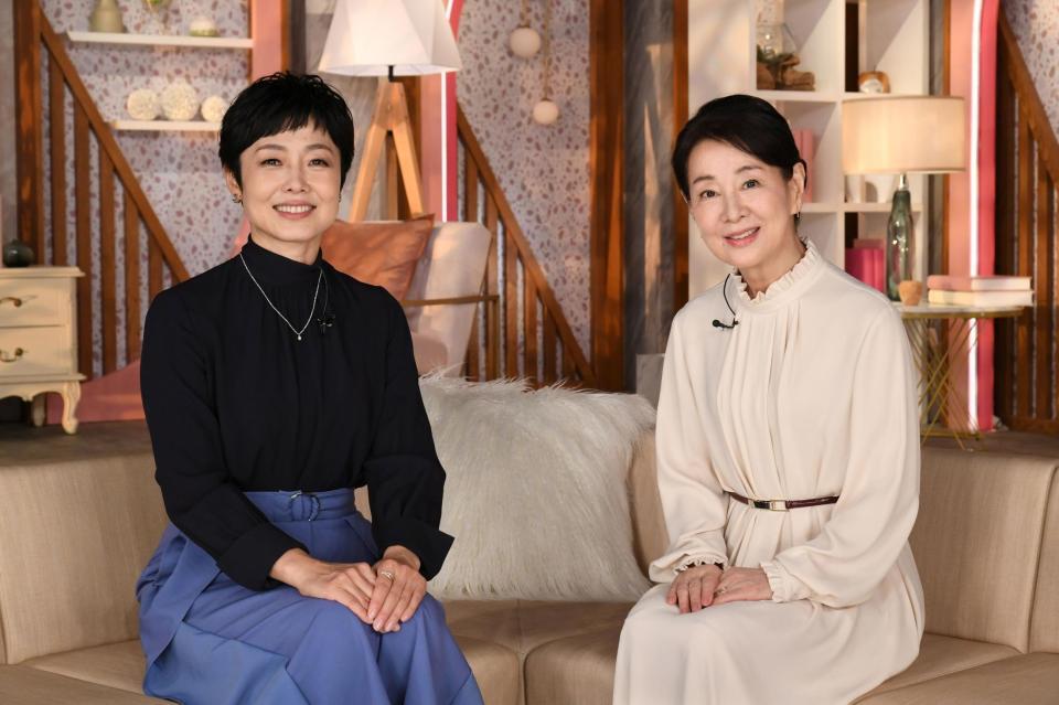 　対談した有働由美子（左）と吉永小百合