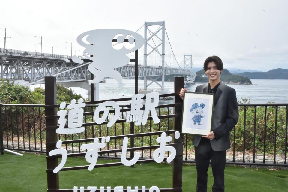 　「淡路うず助」の原画を手にするｔｉｍｅｌｅｓｚ・松島聡