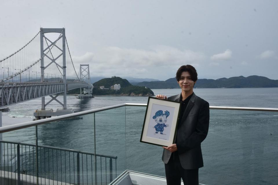 　鳴門海峡を背に「淡路うず助」をお披露目したｔｉｍｅｌｅｓｚ・松島聡