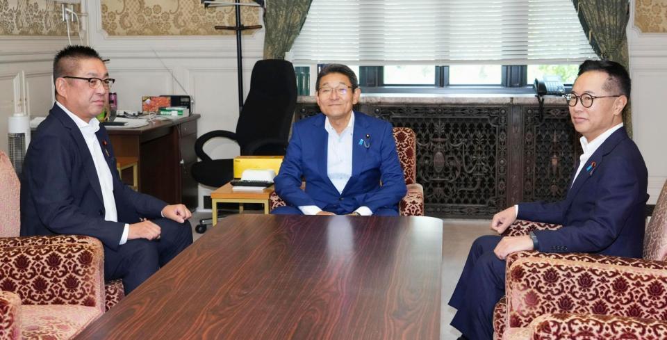 　会談に臨む（左から）日本維新の会の遠藤国対委員長、立憲民主党の笠国対委員長、国民民主党の古川国対委員長＝30日