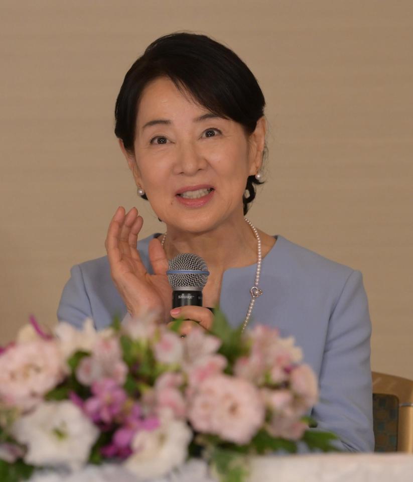 　ピアスをつけ会見に臨む吉永小百合（撮影・金居みつよし）