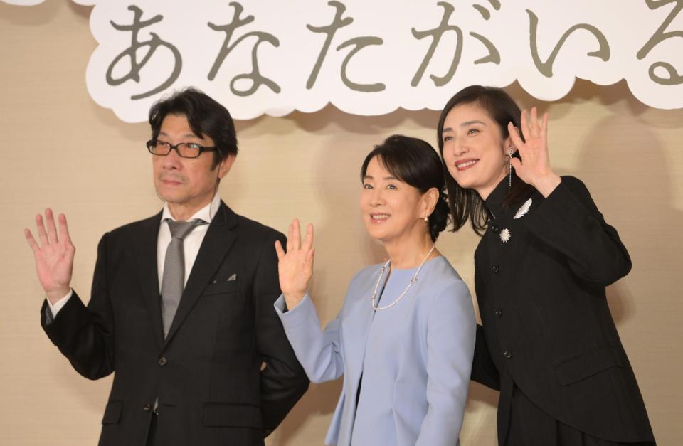 　会見後のフォトセッションに応じる（左から）阪本順治監督、吉永小百合、天海祐希（撮影・金居みつよし）