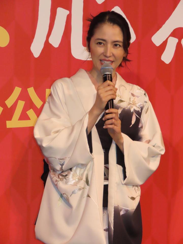 　初日舞台あいさつに出席した長澤まさみ