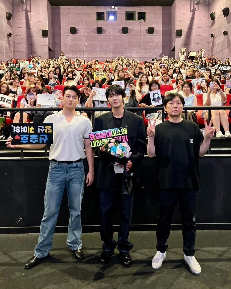 韓国映画配給社・ロッテエンタテインメントの公式Ｘ＠ｌｏｔｔｅ＿ｅｎｔより　映画「全知的な読者の視点から」の舞台あいさつに主演のアン・ヒョソプ（中央）、シン・スンホ（左）と登壇したキム・ビョンウ監督