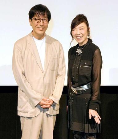 　最新アルバムの試聴会に夫妻そろって登壇した松任谷由実（右）と松任谷正隆氏　（撮影・上飯坂一）