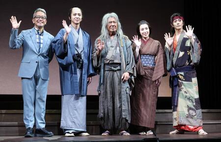 　笑顔で手を振る（左から）宮本亞門氏、寺西拓人、西岡德馬、雛形あきこ、廣瀬智紀（撮影・金田祐二）