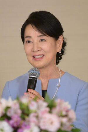 　ピアスをつけ会見に臨む吉永小百合（撮影・金居みつよし）