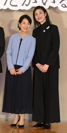 　フォトセッションでポーズをとる吉永小百合（左）と天海祐希（撮影・金居みつよし）