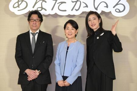 　会見後のフォトセッションに応じる（左から）阪本順治監督、吉永小百合、天海祐希（撮影・金居みつよし）