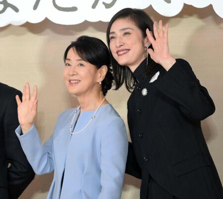 　笑顔で手を振る吉永小百合（左）と天海祐希（撮影・金居みつよし）