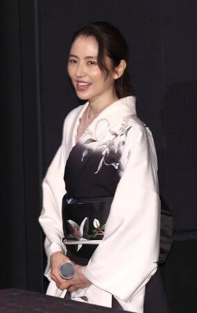 　ファンにあいさつをする長澤まさみ（撮影・佐々木彰尚）