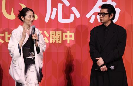 　手作りのお弁当について話した長澤まさみ（左）と永瀬正敏（撮影・佐々木彰尚）