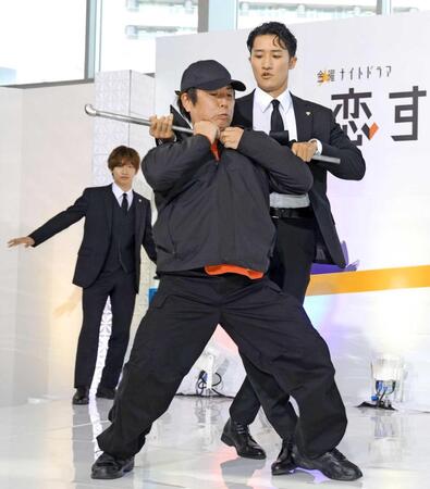 　アクションを披露した岩本照（右）。後方左は藤原丈一郎（撮影・西岡正）