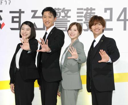 　笑顔でポーズを決める（左から）成海璃子、岩本照、白石麻衣、藤原丈一郎（撮影・西岡正）