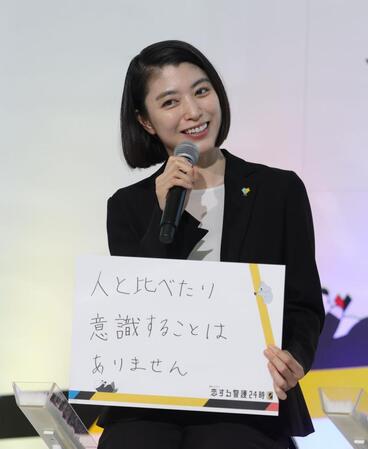 　笑顔で質問に答える成海璃子（撮影・西岡正）