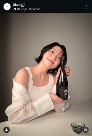 　ＫＡＲＡ・知英の公式インスタグラム＠ｋｋａｎｇｊｊｉ＿より　今年７月、日本酒「綺憩香　ＫＩＫＹＵＫＡ」をプロデュース