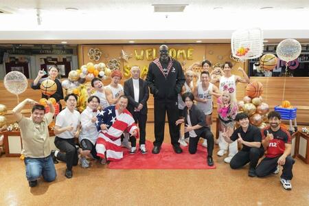 　吉本の劇場を訪れたシャキール・オニール氏（中央右）と吉本興業の岡本昭彦代表取締役社長（同左）と芸人一同